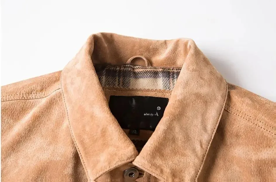 Gros plan sur le col chemise du blouson en cuir homme, révélant la doublure à carreaux, détail de qualité.