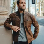 Homme en veste en cuir marron de style biker, avec col montant, pour une allure rock et tendance.