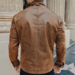 Vue de dos d'un blouson en cuir marron pour homme, coupe ajustée, un essentiel de la nouvelle collection de vestes.