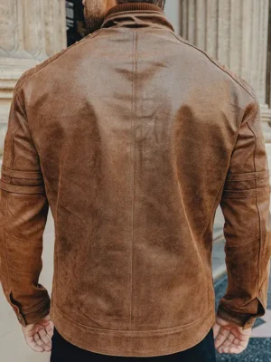 Vue de dos d'un blouson en cuir marron pour homme, coupe ajustée, un essentiel de la nouvelle collection de vestes.