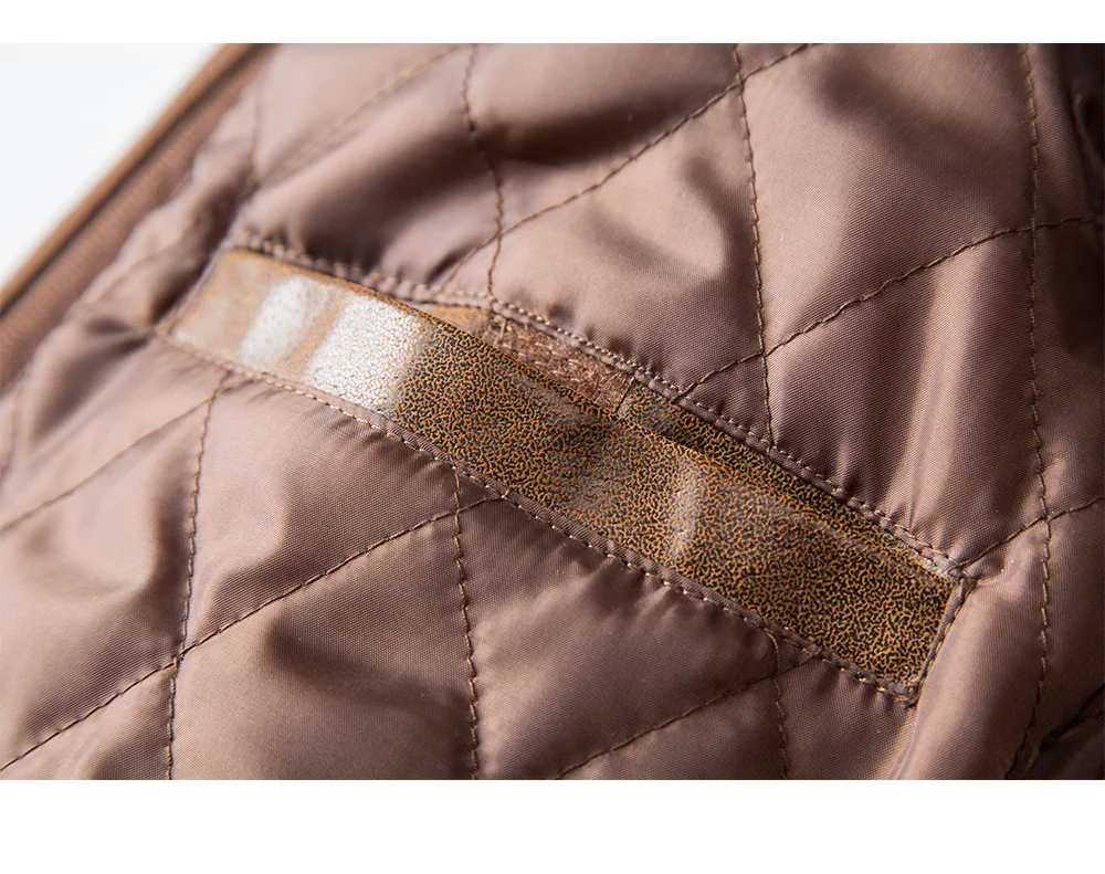 Doublure matelassée et poche intérieure de la veste en cuir marron pour homme, confortable et chaud.