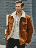 Blouson aviateur homme daim marron, col fourrure, bâti pour le terrain.