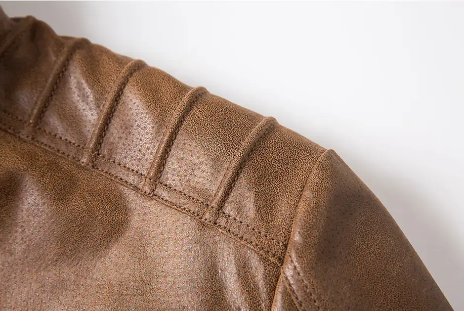 veste en cuir marron, détail couture épaule, texture cuir vintage, mode homme automne, blouson style rétro, veste aviateur marron
