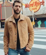 Blouson cuir homme chic col chemise, porté par un homme élégant, veste en cuir souple pour un look tendance.