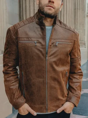 Veste en cuir tendance homme marron, style biker chic avec col montant, idéale pour la mode masculine et un look décontracté.