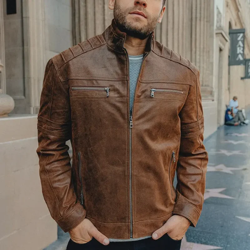 Veste en cuir tendance homme marron, style biker chic avec col montant, idéale pour la mode masculine et un look décontracté.