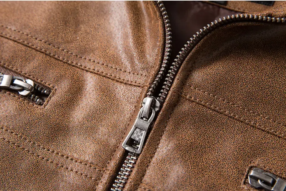 veste en cuir marron, fermeture éclair métallique, détail de couture, cuir synthétique texturé, mode masculine, veste moto tendance