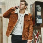 Blouson aviateur homme daim marron, col fourrure épais, conçu pour l'endurance.