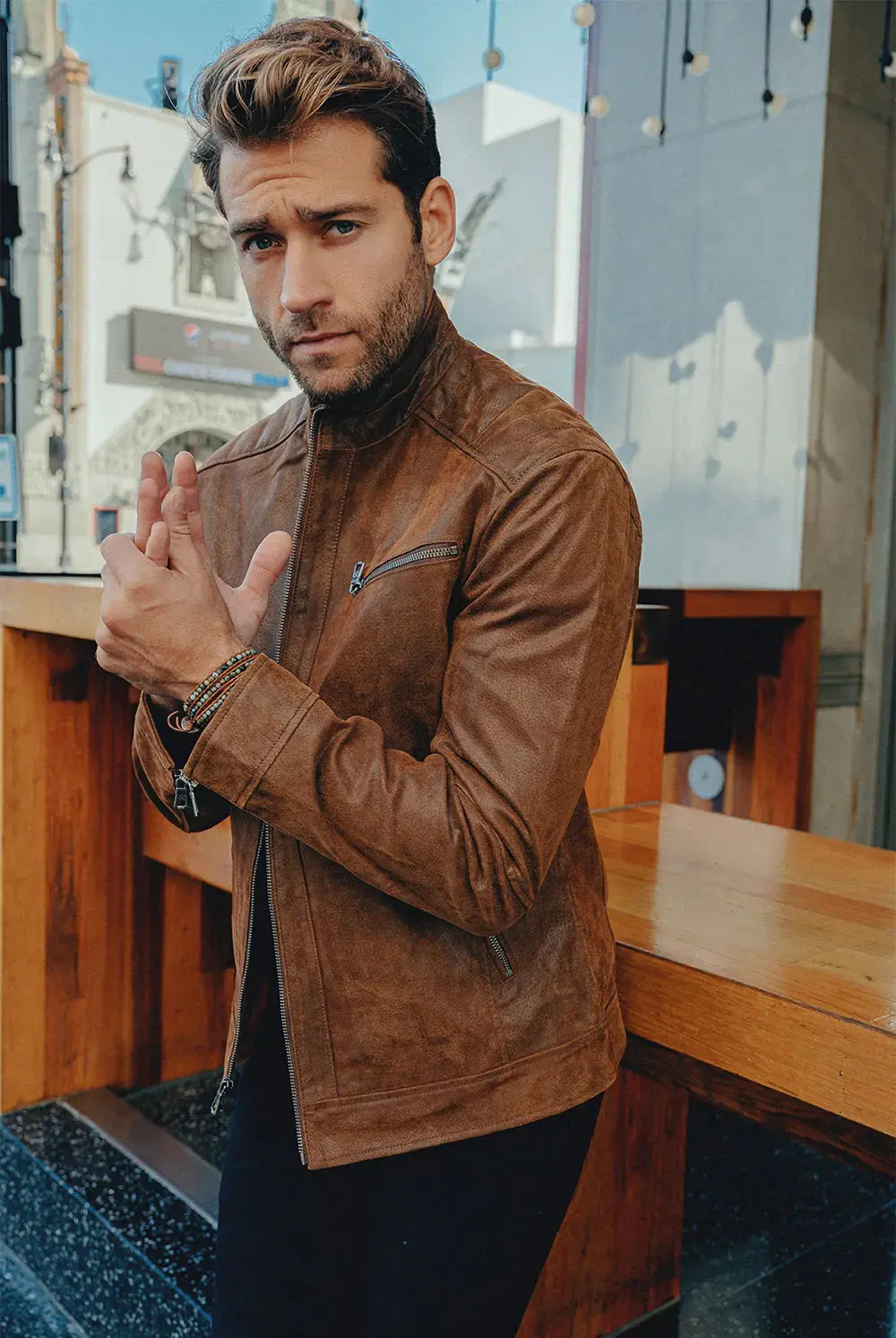veste en cuir marron, blouson homme élégant, mode urbaine automne, look masculin moderne, veste zippée tendance, style décontracté chic
