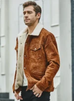 Veste homme blouson aviateur daim, col fourrure, une pièce maîtresse fiable.