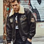 Homme en blouson en cuir vieilli marron foncé, col en fourrure claire, style militaire élégant, veste homme.