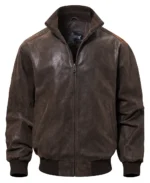 Blouson bombardier marron homme, finition peau de daim, vêtement durable et tendance.