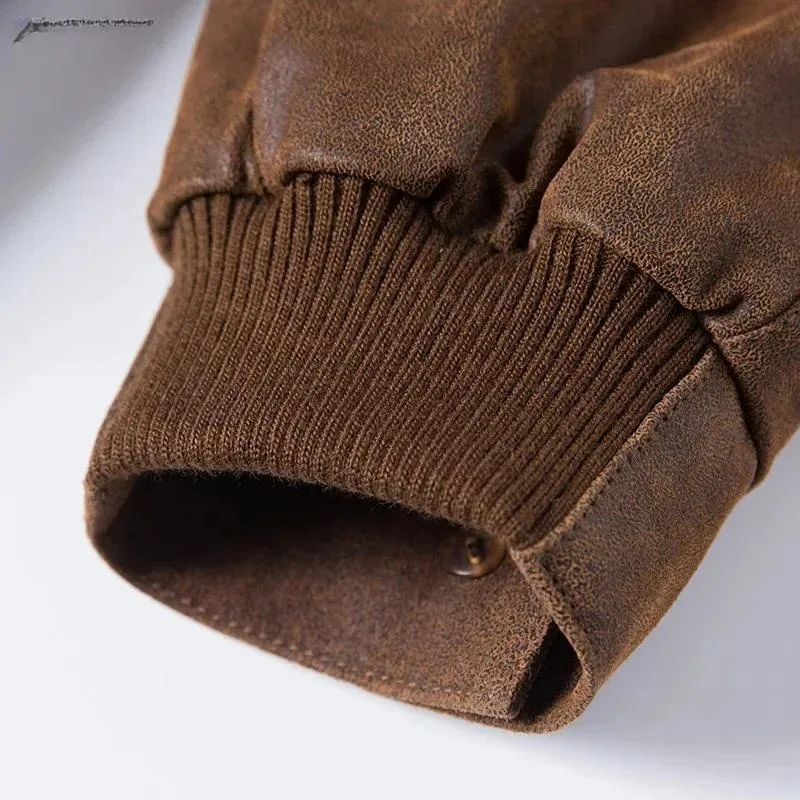 Manchette côtelée du blouson bombardier en cuir suédé, résistance et confort.