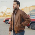 Homme avec blouson aviateur en cuir marron, style intemporel, collection mode homme.