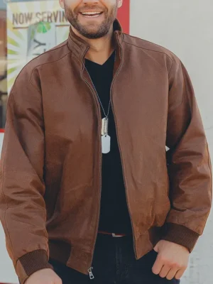 Bombardier homme finition suédée marron, coupe décontractée, veste stylée pour l'hiver.