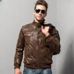 Blouson cuir biker homme col motard marron, style intemporel.
