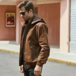 Blouson cuir homme élégant avec capuche intégrée, couleur terre, vêtement essentiel pour un dressing masculin chic.