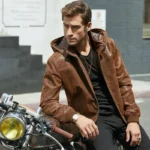 Photo d'un homme portant un blouson cuir homme chic avec capuche, look urbain tendance, veste en cuir marron.