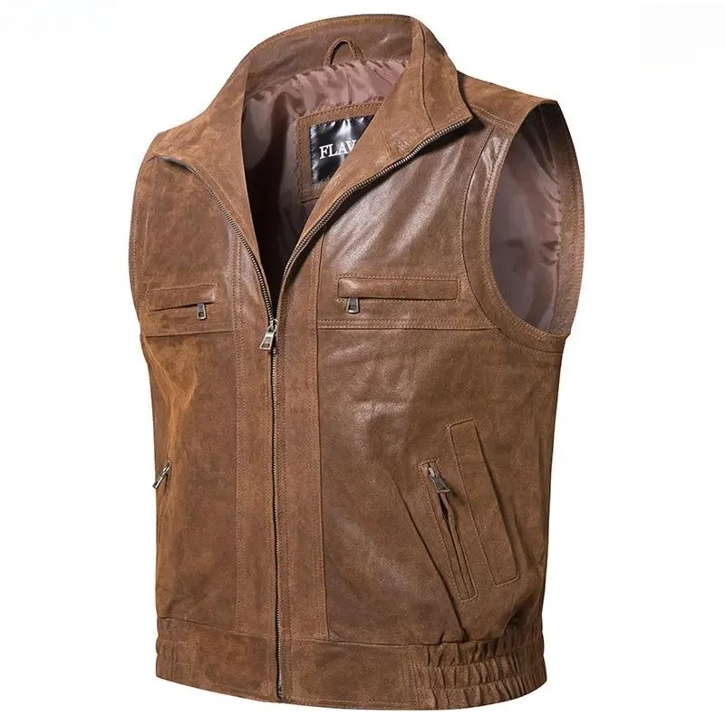 Mannequin portant un gilet cuir homme biker col montant, allure décontractée et stylée.