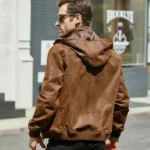 Blouson cuir homme chic et moderne avec capuche, marron foncé, inspiré de la mode motard et lifestyle.