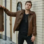Veste homme en cuir marron avec capuche, blouson chic et versatile, idéal pour toutes les saisons.