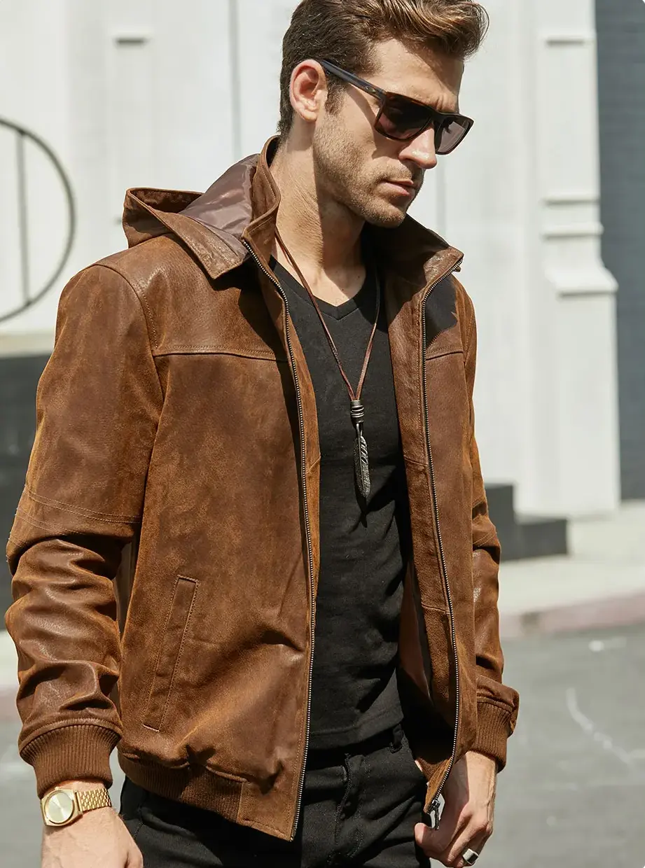 Blouson cuir homme avec capuche, style moto urbain, couleur cognac, pour un look moderne et audacieux.
