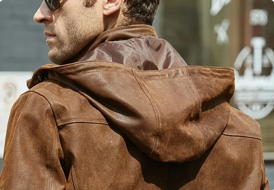 Blouson cuir homme, modèle chic avec capuche, teinte marron vieilli, pour un confort et un style intemporels.