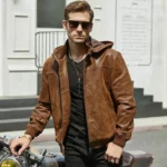 Blouson cuir homme chic avec capuche, marron vintage, parfait pour un style décontracté et élégant.