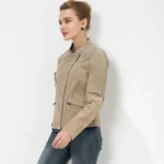 Veste en peau retournée couleur sable, silhouette cintrée, style perfecto revisité pour femme.