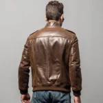 Modèle blouson cuir biker homme col motard, poches zippées, look urbain.
