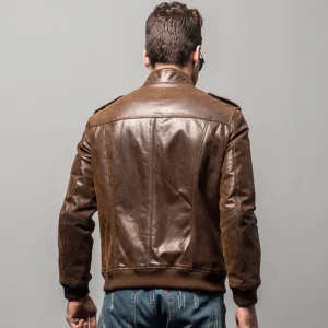 Modèle blouson cuir biker homme col motard, poches zippées, look urbain.