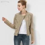 Veste en cuir velours beige pour femme, vue latérale, mettant en avant la coupe slimfit et les fermetures éclair.