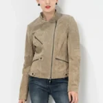 Veste biker femme cintrée daim, couleur beige, coupe slimfit, pour un style motard élégant.
