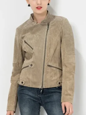 Veste biker femme cintrée daim, couleur beige, coupe slimfit, pour un style motard élégant.