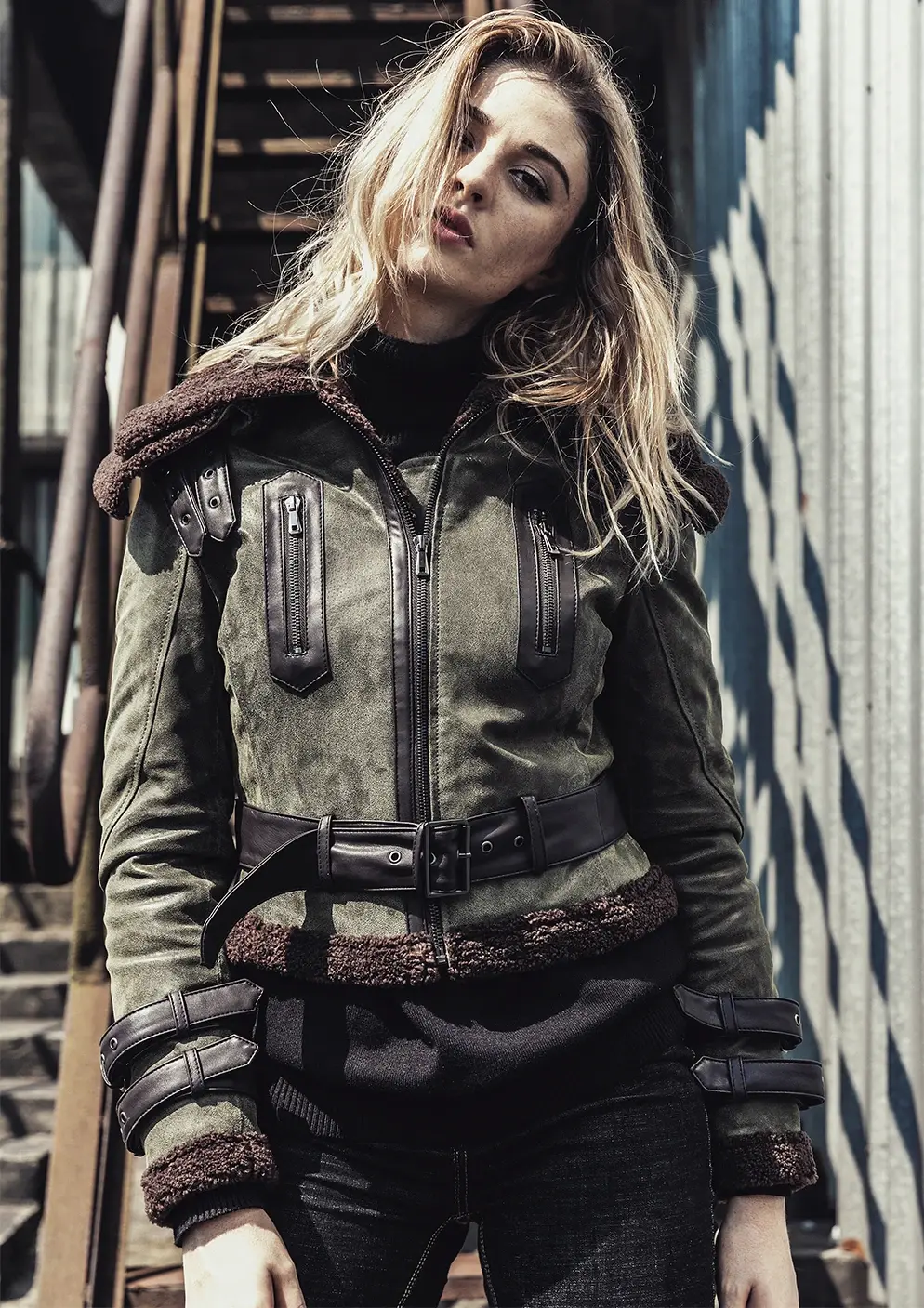 Élégant bomber cuir femme vintage kaki foncé, doté d'une doublure laine confortable, pour un look audacieux.