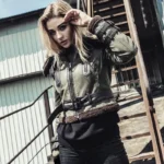 Détail d'une bomber cuir femme vintage avec doublure laine et sa ceinture noire, un incontournable mode.