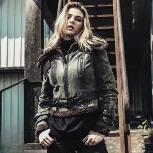 Bomber cuir femme vintage avec doublure laine, vert kaki ceintré, style aviateur urbain.