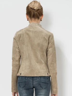 Vue de dos de la veste femme en daim beige, cintrée, mettant en valeur la coupe et la matière velours.