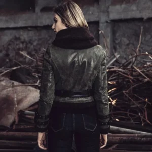 Modèle unique de veste en cuir vintage femme avec doublure laine, parfait pour un style motard-chic et chaleur garantie.