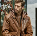 Blouson cuir homme chic cognac à capuche, coupe moderne et finitions impeccables.