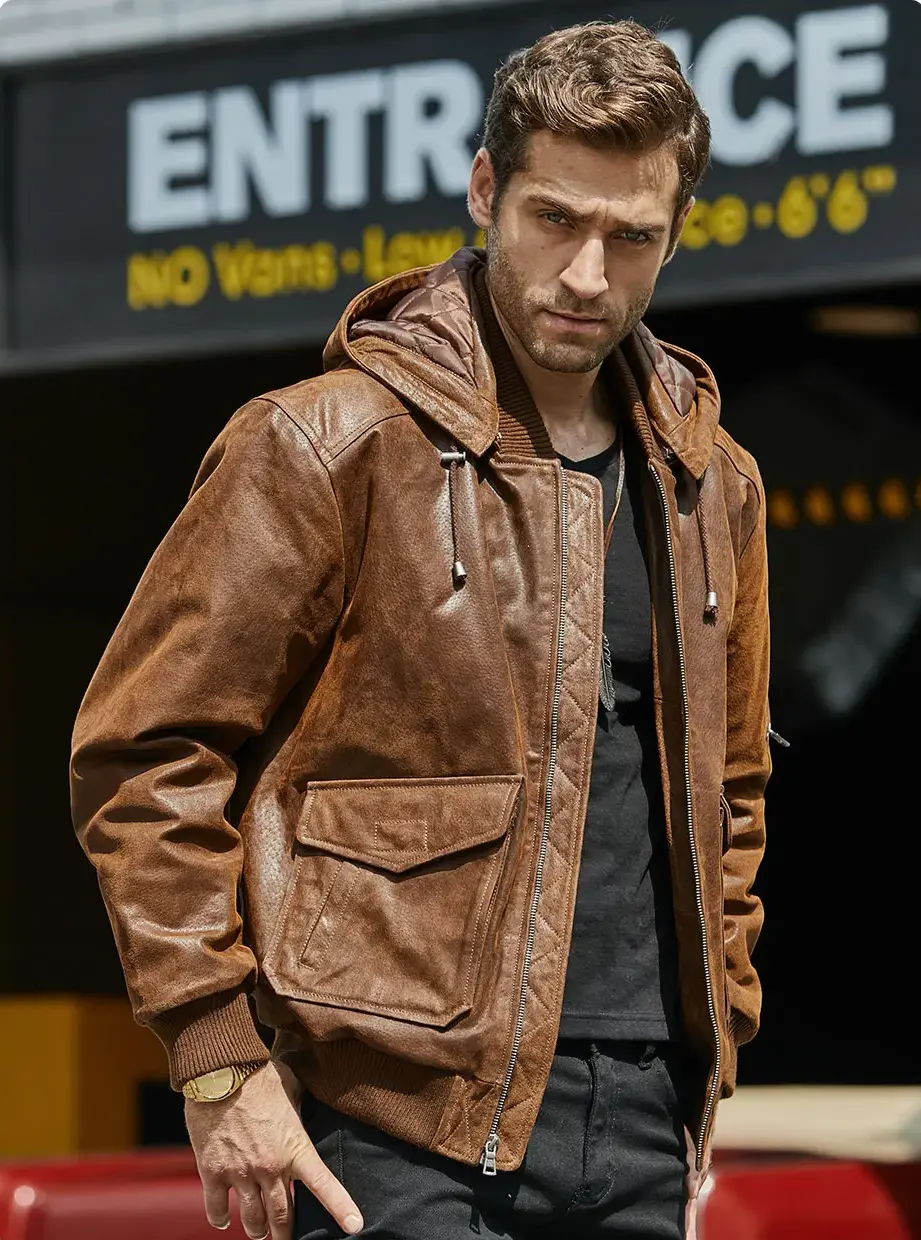 Veste en cuir homme cognac avec capuche, parfaite pour un look décontracté chic.