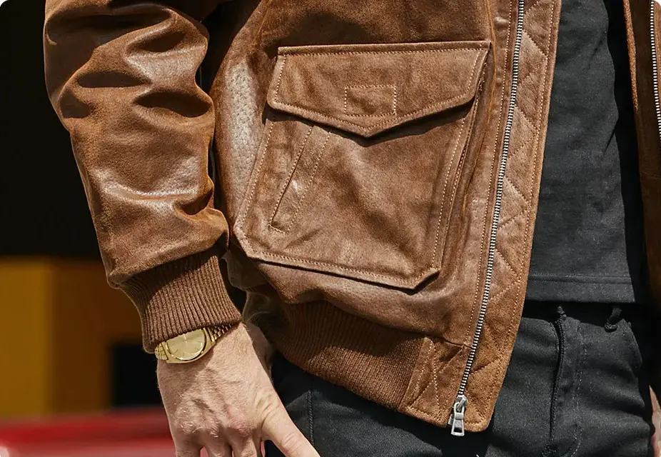 Blouson aviateur cuir homme chic cognac à capuche, alliant confort et élégance intemporelle.
