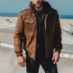 Homme portant une veste en cuir homme tendance capuche amovible marron, style décontracté.