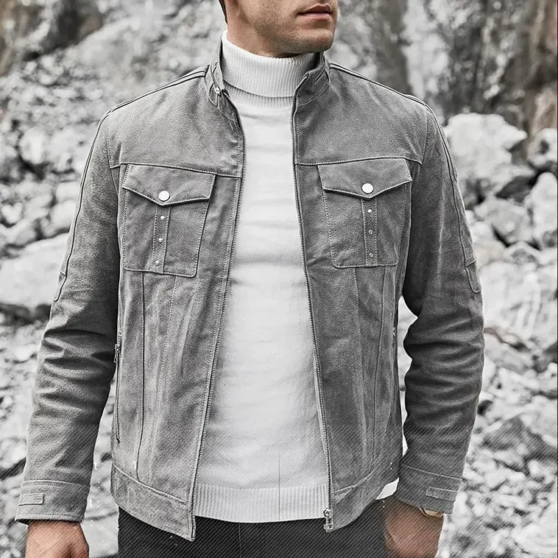 Gros plan sur un homme portant un blouson cuir homme style motard gris rétro, avec un col montant et des poches à rabat. Veste en cuir souple pour un look tendance.