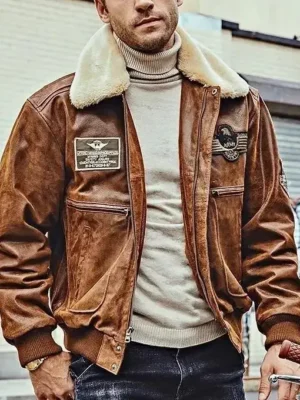 Homme portant un blouson aviateur en cuir marron, col fourrure, écussons militaires, style classique et intemporel.