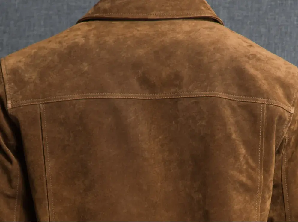 Dos du blouson homme en daim couleur marron, avec couture horizontale distinctive.