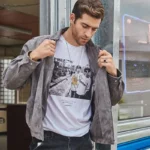 Détail de la veste en daim homme gris, montrant la doublure intérieure et le col chemise.