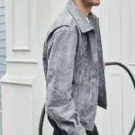 Silhouette d'un homme en blouson gris, une pièce essentielle pour une garde-robe masculine chic.