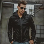 Blouson homme en similicuir noir avec capuche, style polyvalent pour toutes les saisons.