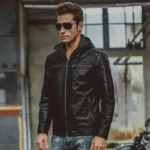 Veste en cuir noire pour homme, avec multiples zips et détails, adaptée au style motard ou urbain.